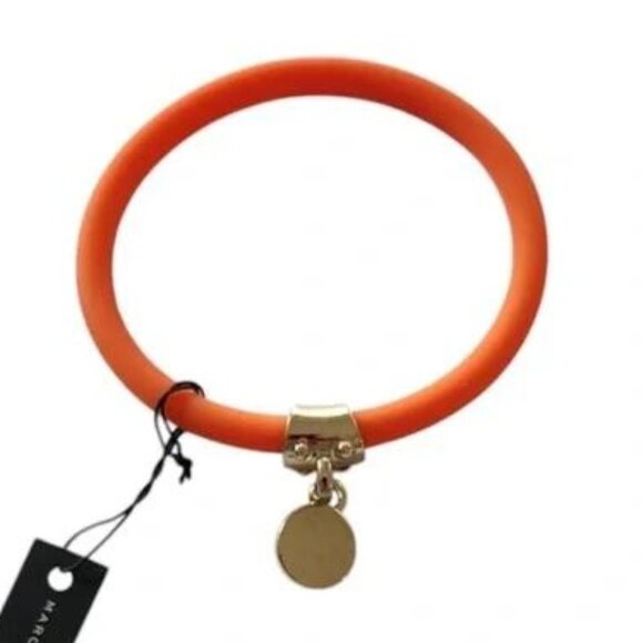 Marc by Marc Jacobs orange silicone bracelet with gold tone turnlock brand charm - Picture 2 of 4